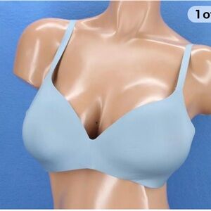 Uniqlo size L Light Blue T-shirt bra